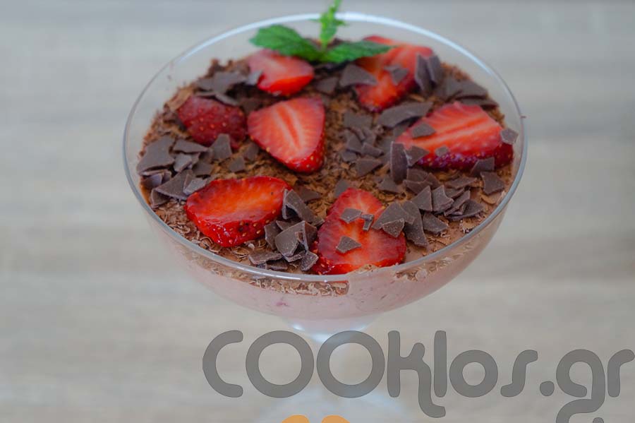 Η συνταγή της ημέρας: Μους σοκολάτας με φρούτα