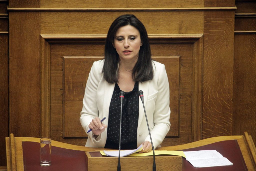 Βουλή: «Αντάρτικο» της βουλευτού του ΣΥΡΙΖΑ Νίνας Κασιμάτη στην ψηφοφορία για τη Συνταγματική Αναθεώρηση