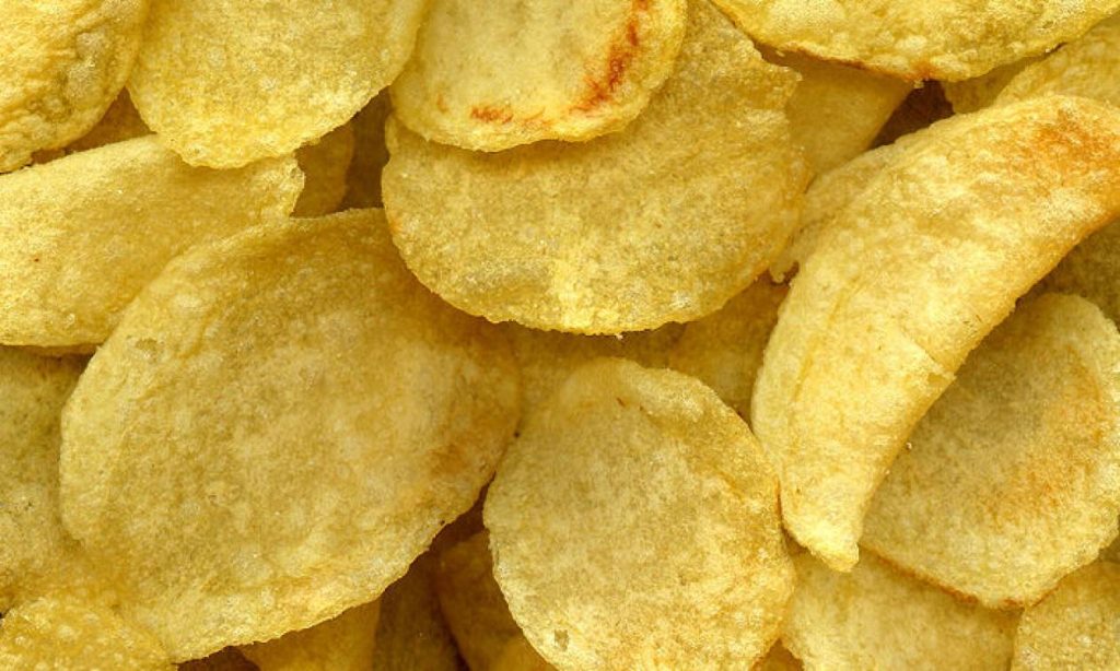 Ο απίστευτος λόγος που τα σακουλάκια με τα πατατάκια δεν είναι ποτέ γεμάτα
