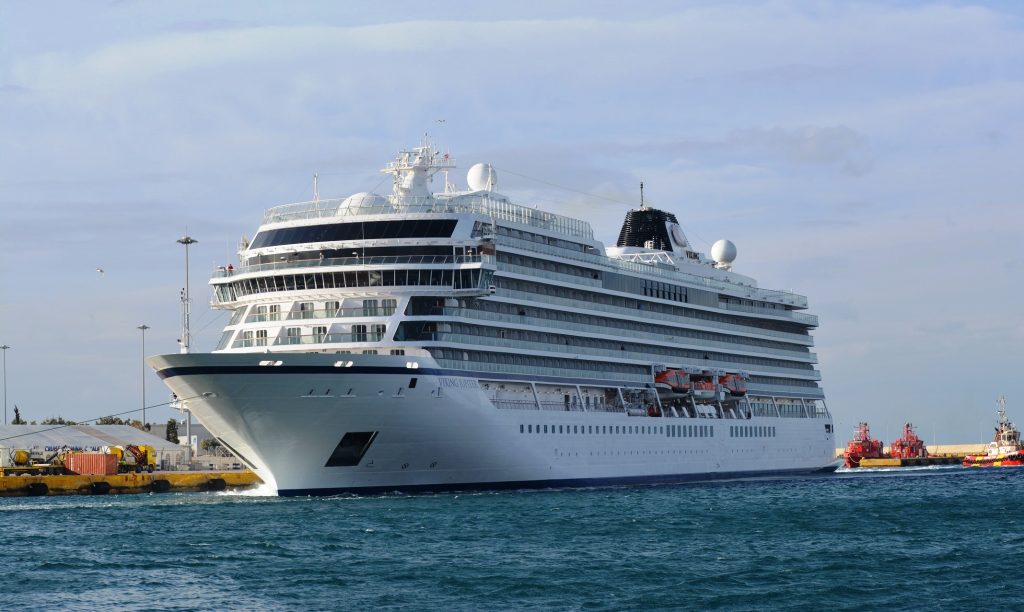 Κρουαζιερόπλοιο προσέκρουσε στο λιμάνι του Πειραιά