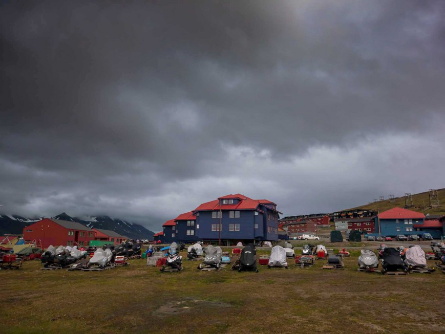 O Έλληνας που ταξίδεψε με τα δυο παιδιά του στο νησί… που δεν επιτρέπεται να πεθάνεις (φωτο)