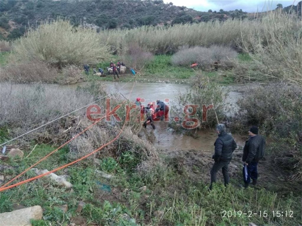 Κρήτη: Επιχείρηση διάσωσης της ΕΜΑΚ για παγιδευμένα ζώα σε ποταμό (φωτο-βίντεο)