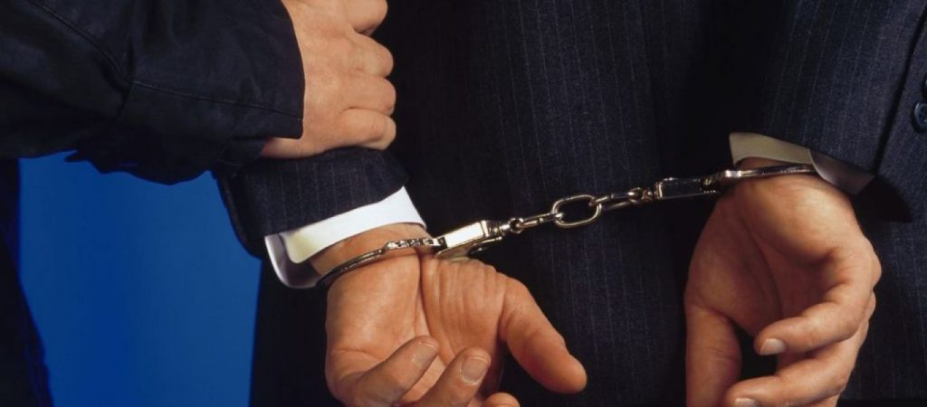 Χειροπέδες σε γνωστό εφοπλιστή – Συνελήφθη για χρέη στο Δημόσιο