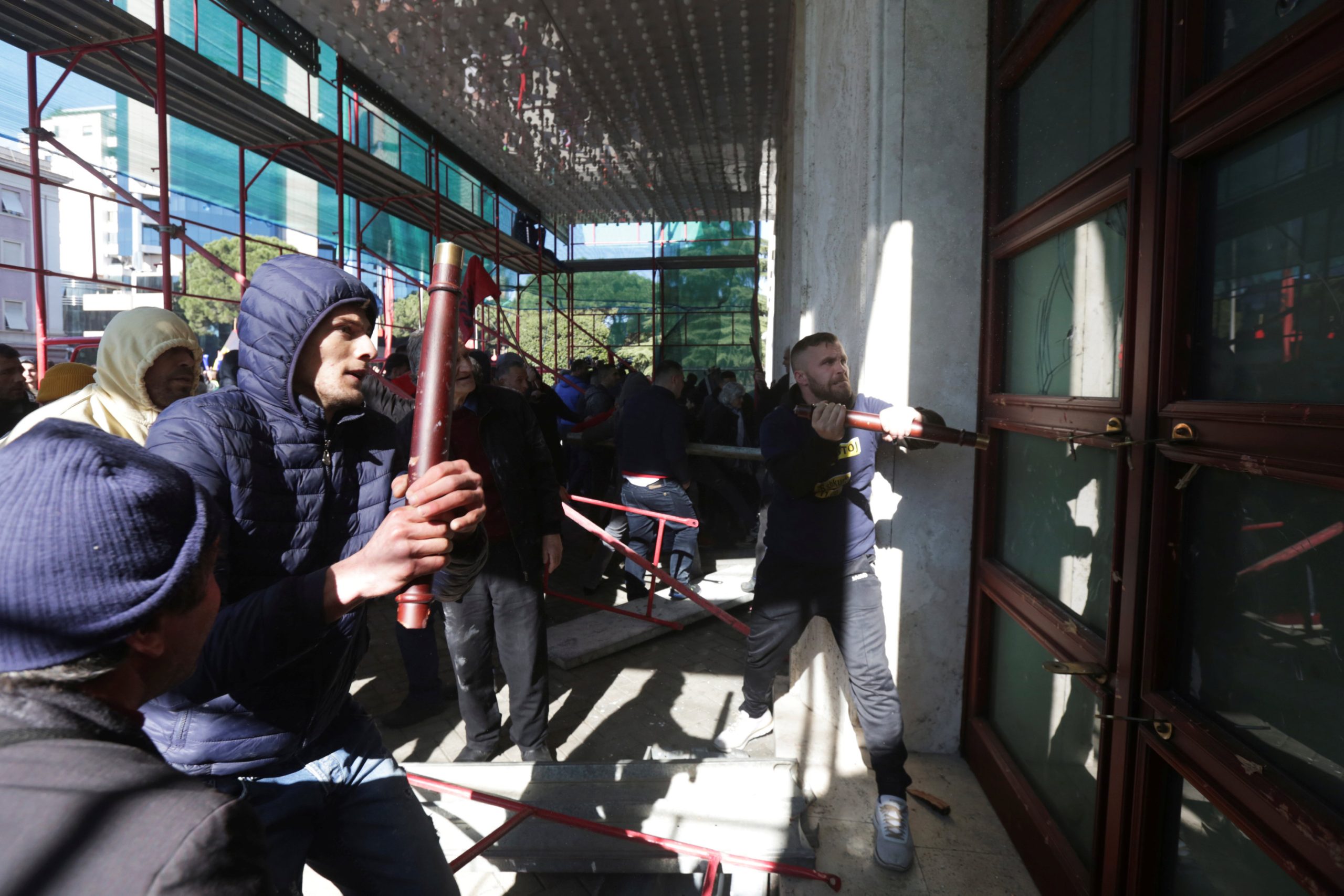 Μνήμες εμφυλίου 1997 στην Αλβανία – Διαδηλωτές εισέβαλαν στο πρωθυπουργικό Μέγαρο -Ζητούν παραίτηση Ε.Ράμα