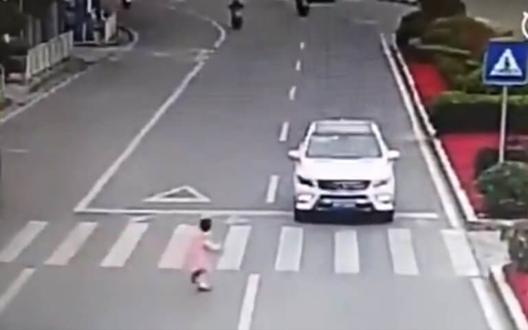 Βίντεο: Περνάει τη διάβαση πεζών και σταματάει μπροστά στο αυτοκίνητο – Η κίνηση που «γονάτισε» το ίντερνετ