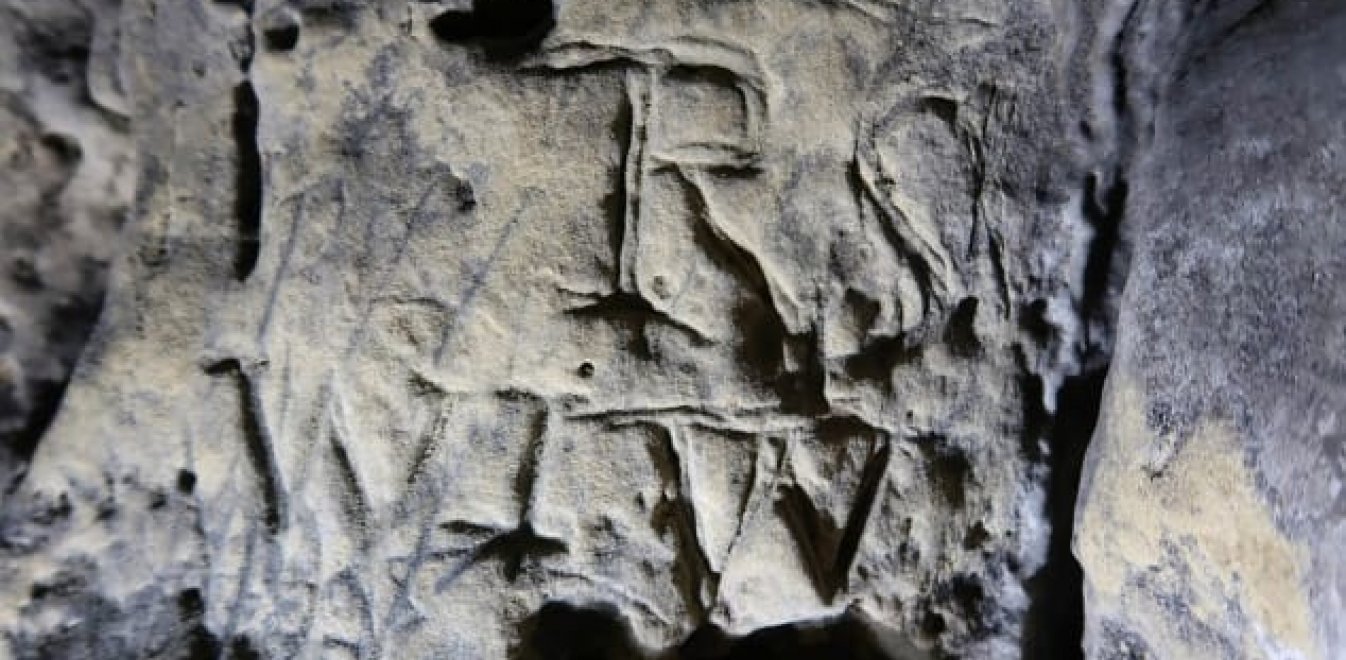 To «σπήλαιο της κόλασης » – Ερευνητές ανακάλυψαν χαραγμένα ξόρκια στην είσοδό του (βίντεο)