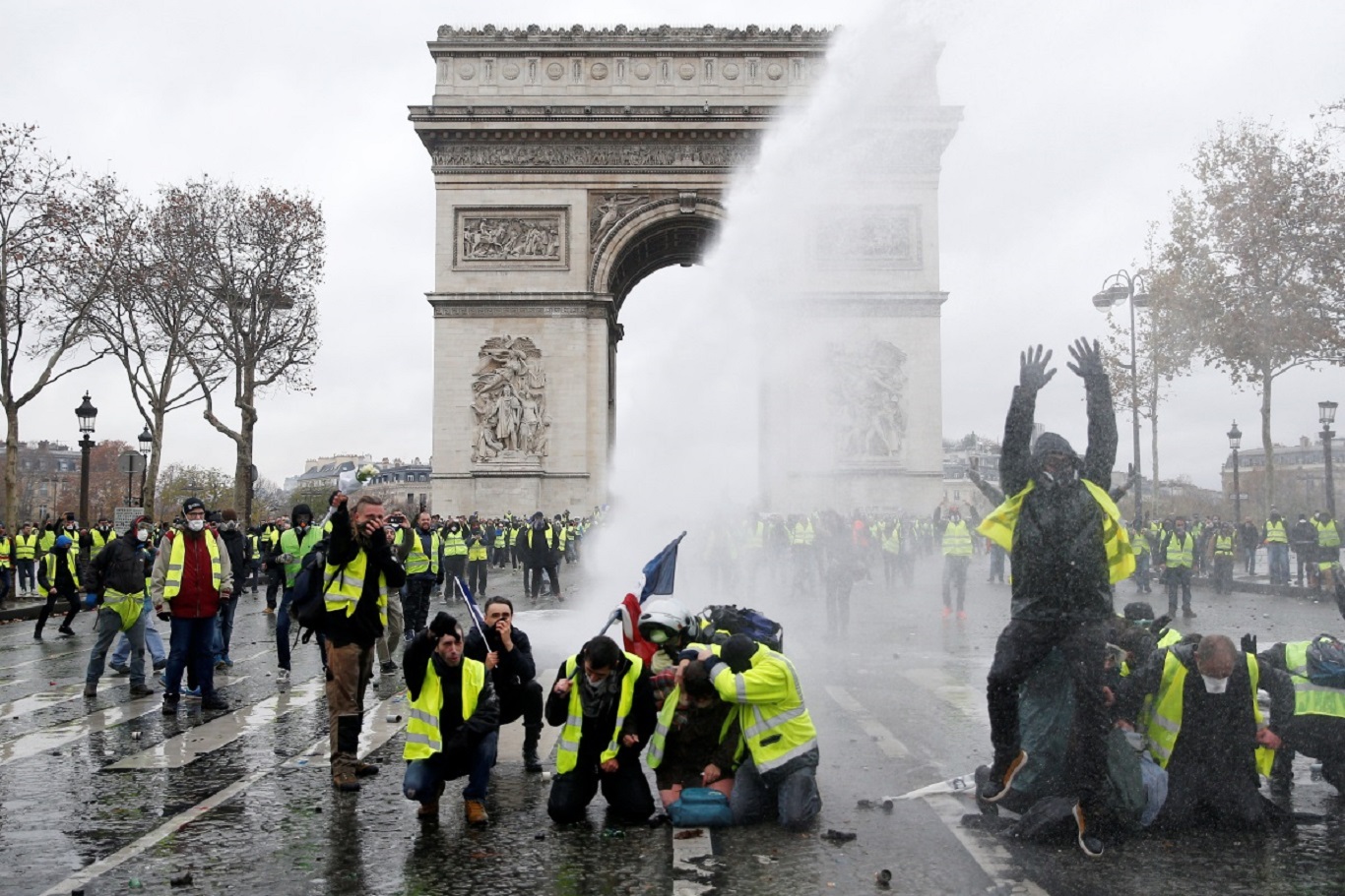 ΕΚΤΑΚΤΟ –  Παρίσι:  Αυτοκίνητο έπεσε επάνω σε  διαδηλωτές των «κίτρινων γιλέκων»