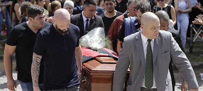 Ράγισαν καρδιές στην κηδεία του Εμιλιάνο Σάλα – Ήταν όλοι εκεί για το στερνό αντίο (φώτο)