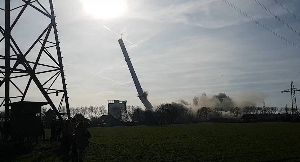 Γερμανία:  Εργοστάσιο παραγωγής ηλεκτρικής ενέργειας κατεδαφίζεται με μια θεαματική έκρηξη (βίντεο)