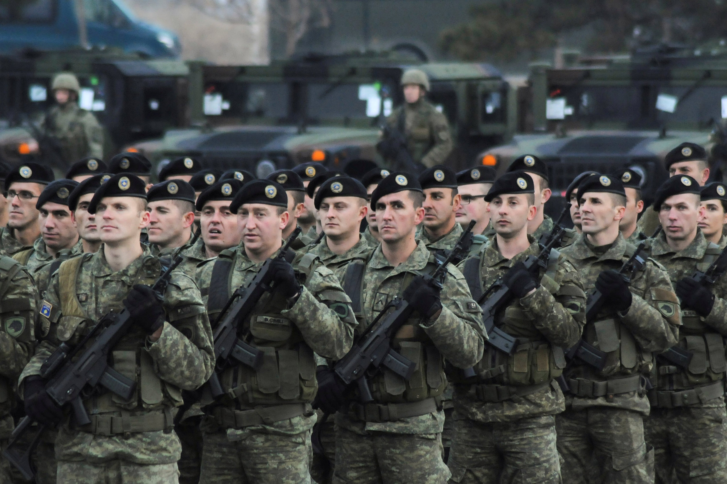 Κοσσυφοπέδιο: Πραγματοποίησαν στρατιωτική παρέλαση για την επέτειο της ανεξαρτησίας τους
