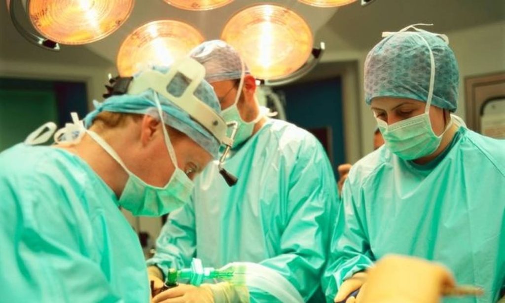 Γιατί οι χειρουργοί φοράνε πράσινες ή μπλε στολές;