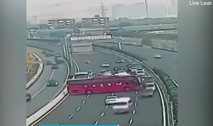Πρωτοφανείς εικόνες σε αυτοκινητόδρομο: Λεωφορείο έκανε αναστροφή μέσα στην κίνηση και συνέχισε ανάποδα (βίντεο)
