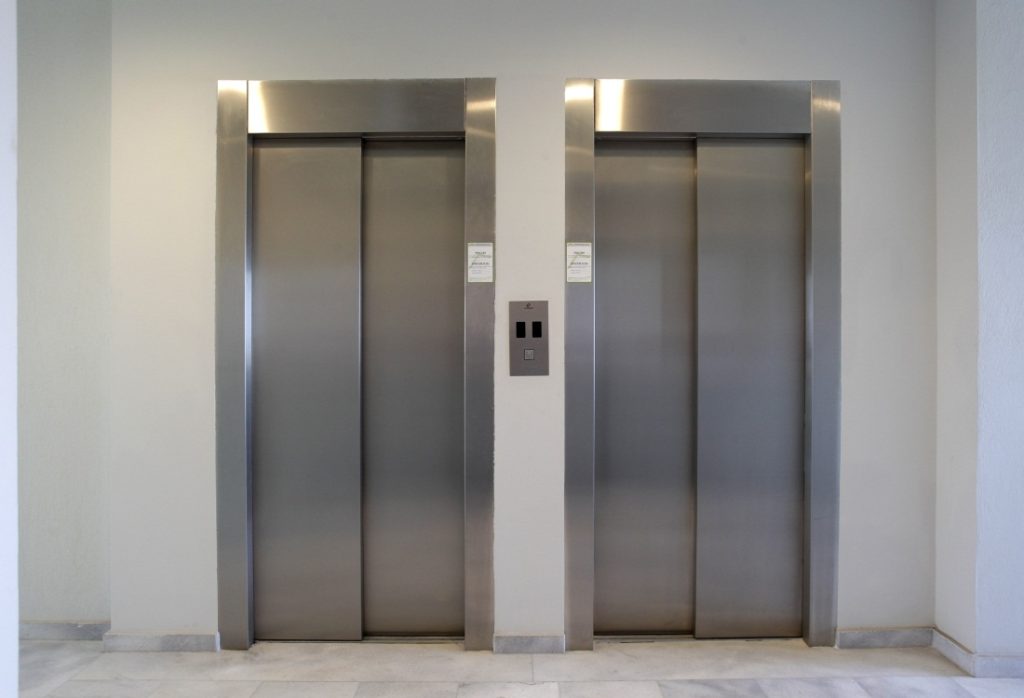 Αυτός είναι ο παράξενος λόγος που τα ασανσέρ έχουν καθρέφτες