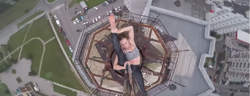 Ρole dancing που «κόβει» την ανάσα–27χρονη απέδειξε τις χορευτικές της ικανότητες από την κορυφή 16οροφου κτιρίου