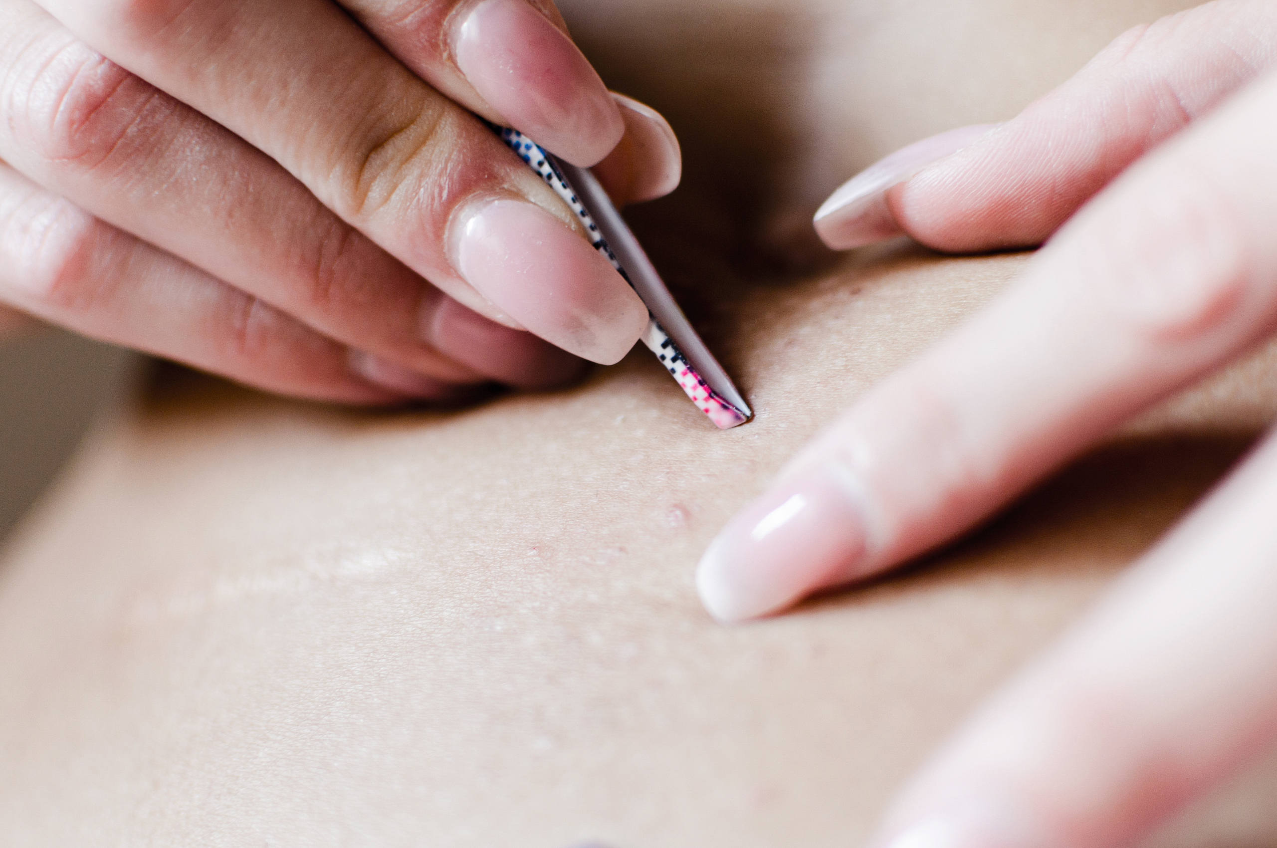 Έτσι θα αντιμετωπίσετε σωστά τις τρίχες που γυρίζουν προς τα μέσα