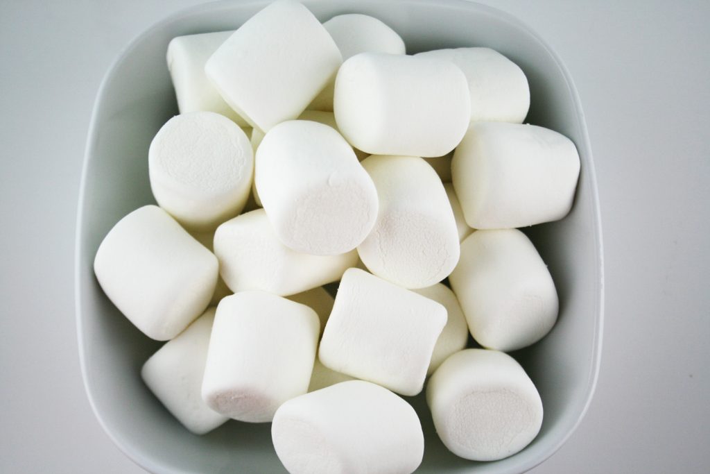 Μία πολύ εύκολη συνταγή για νόστιμα marshmallows (βίντεο)