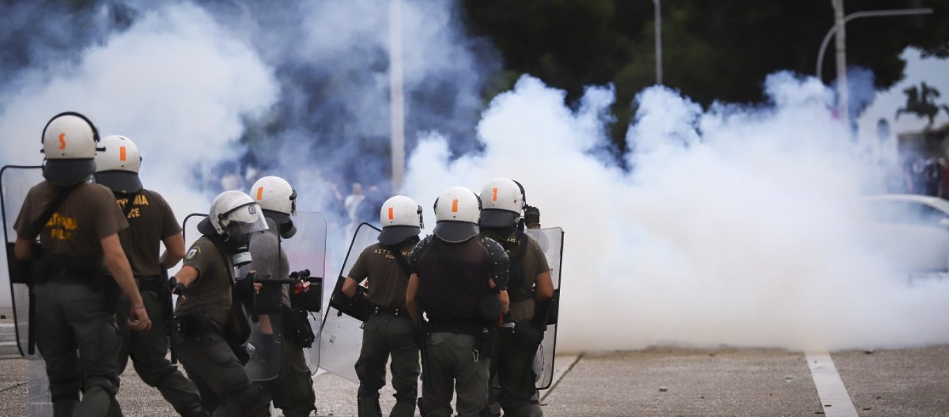 Στο στόχαστρο των κουκουλοφόρων και πάλι τα ΜΑΤ- Βγήκαν από το Πολυτεχνείο και επιτέθηκαν με μολότοφ