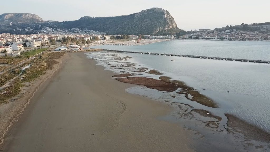 Εντυπωσιακή άμπωτη στο Ναύπλιο- «Εξαφανίστηκε» η θάλασσα (βίντεο-φωτο)