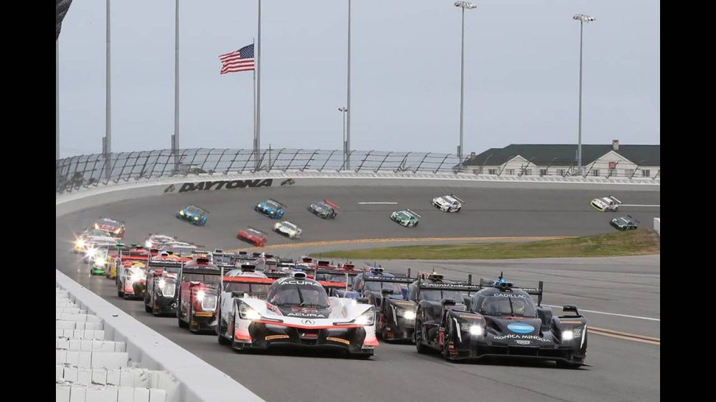Δείτε λεπτό προς λεπτό το ατύχημα στον αγώνα αυτοκινήτων της Daytona- Σύγκρουση 21 οχημάτων (βίντεο)