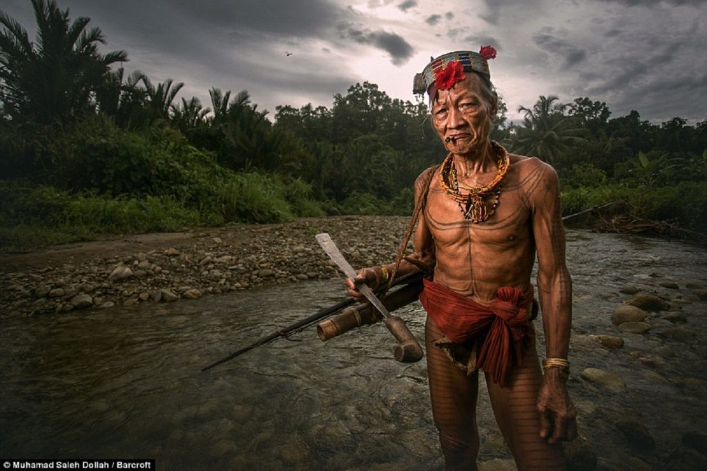 Ινδονησία: Η φυλή με τα τατουάζ και τα σπίτια με… κρανία (φωτο)