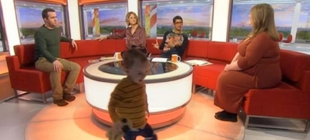 Βρετανία: Δίχρονος μπόμπιρας διακόπτει εκπομπή του BBC και προσφέρει άφθονο γέλιο (βίντεο)