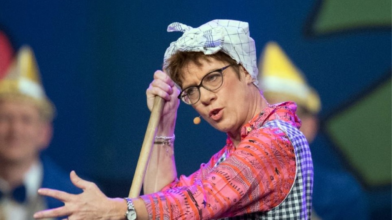 Γερμανία: Ντύθηκε καθαρίστρια η αρχηγός του CDU (φωτο)