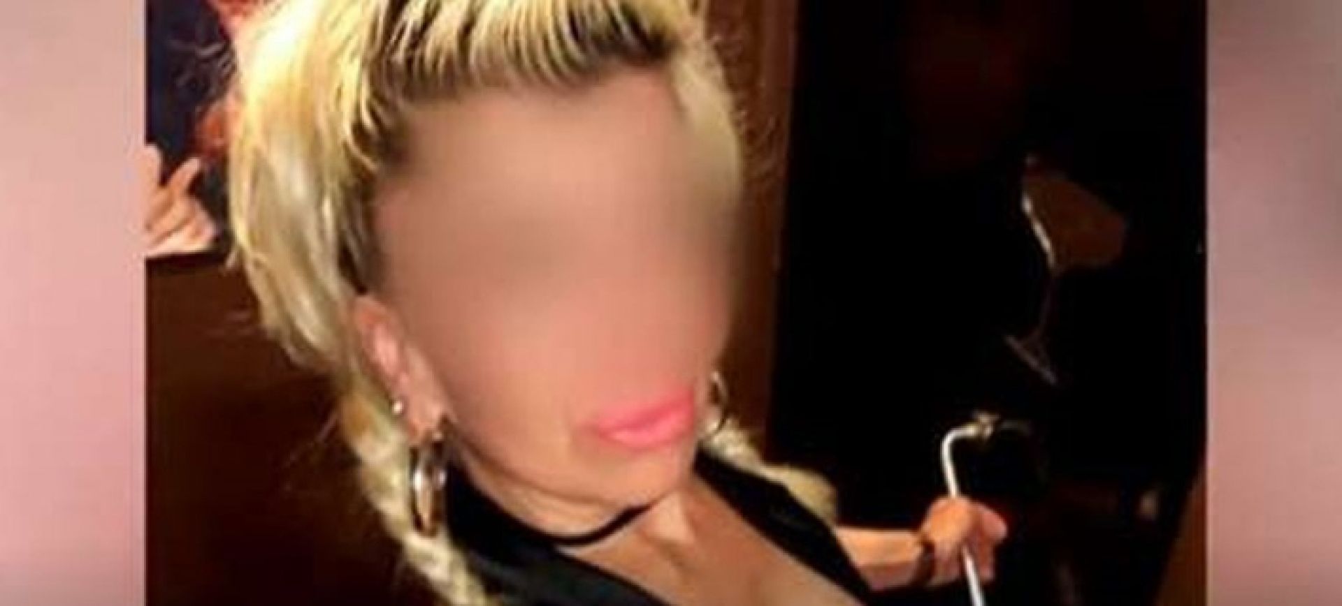 Με ξεσκισμένα ρούχα & χειρουργική μάσκα η 50χρονη Χιλιανή που έσφαξε τον 79χρονο – «Δεν θυμάμαι να τον σκότωσα!»