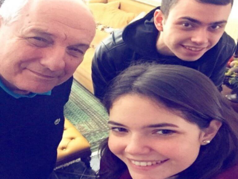 Ξεσπά η κόρη του Τέρενς Κουίκ για τους «βολεμένους του καναπέ»! (φώτο)