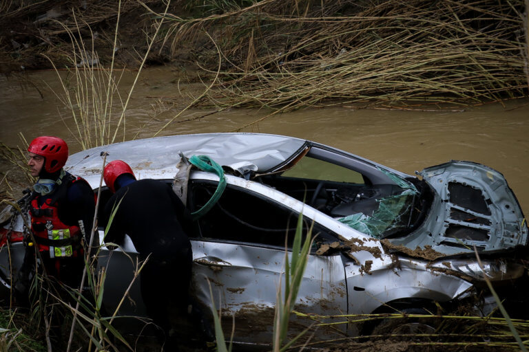 Έτσι βρέθηκε το αυτοκίνητο με τους 4 νεκρούς στην Κρήτη – Ήταν σε λακούβα βάθους τριών μέτρων! (φώτο-βίντεο)