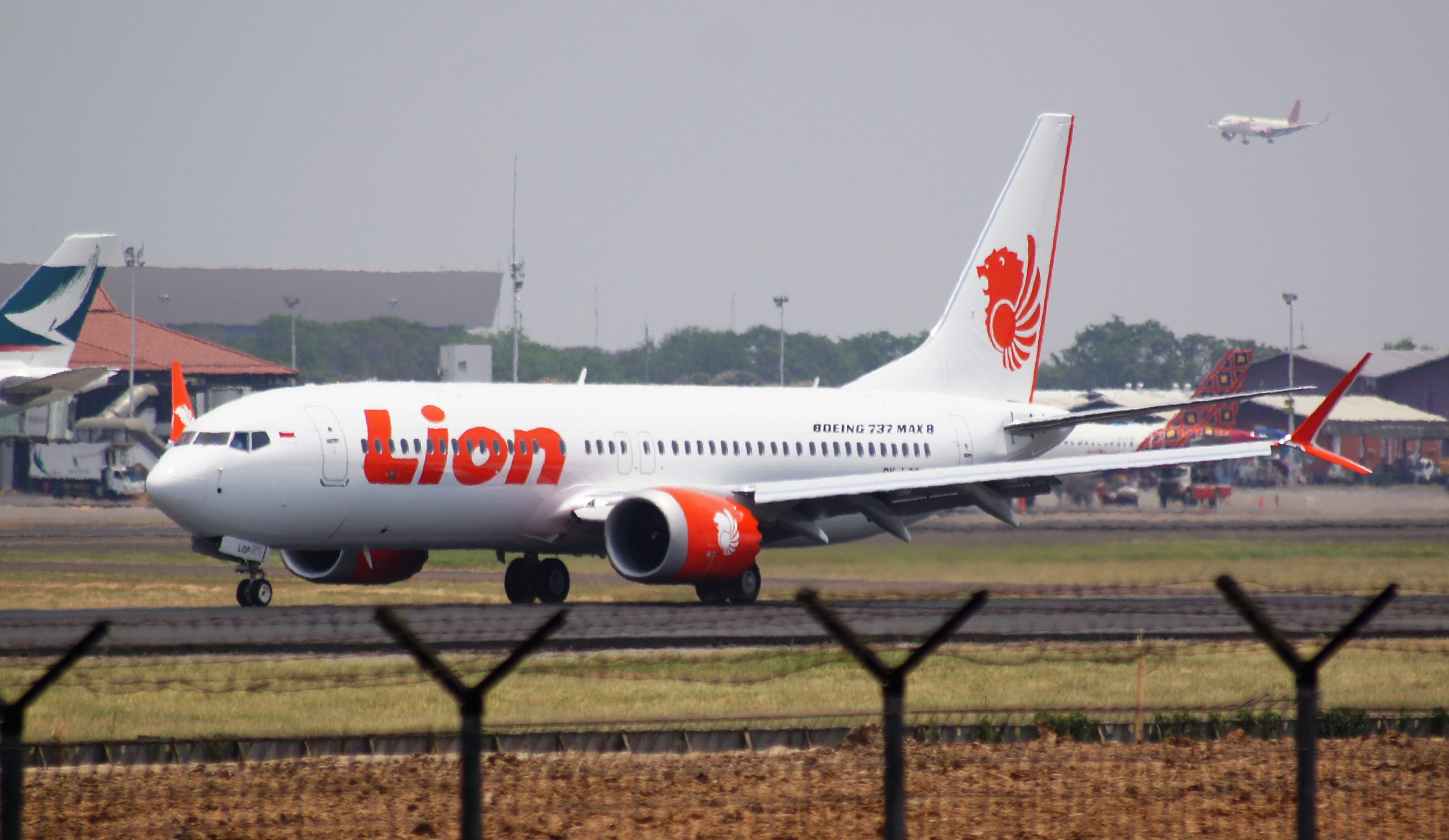 Βίντεο: Δείτε Boeing 737 της Lion Air να φεύγει εκτός διαδρόμου και να καταλήγει στα… χωράφια