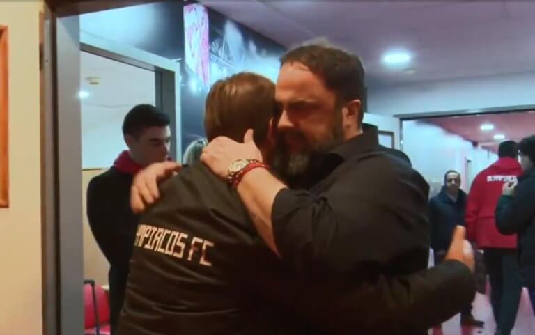 Ολυμπιακός-ΑΕΚ: Η αγκαλιά του Μαρινάκη στον Μάρτινς για το νικηφόρο αποτέλεσμα