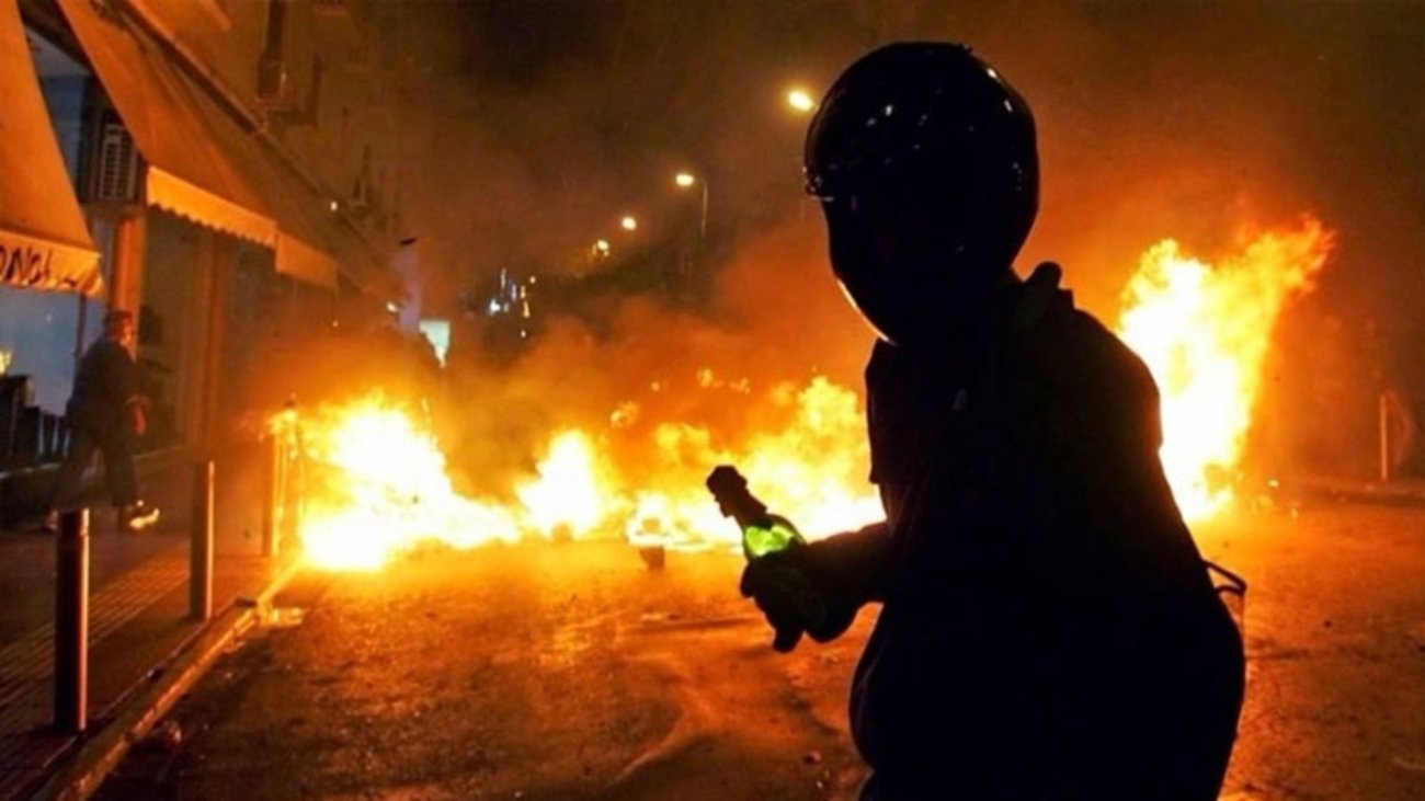 Θεσσαλονίκη: Άγνωστοι επιτέθηκαν με μολότοφ σε αστυνομικούς στη Χαριλάου