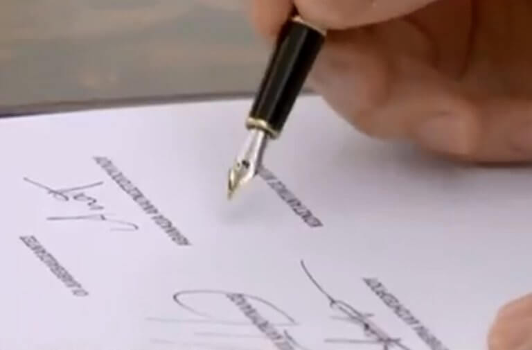 Ορκωμοσία: Η υπογραφή… καρδιογράφημα του Κ.Μπάρκα (βίντεο)