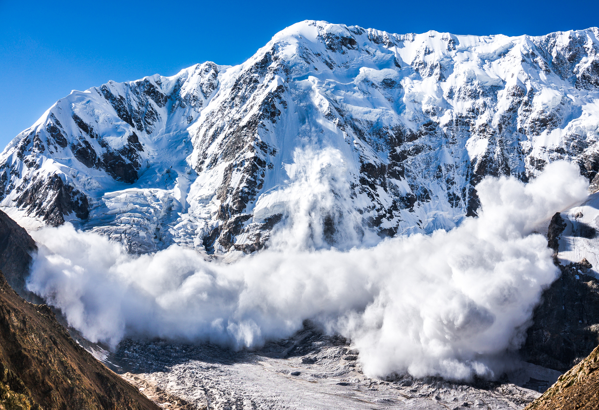 Ελβετία: Χιονοστιβάδα παρέσυρε δεκάδες ανθρώπους – Έσπευσαν ομάδες διάσωσης