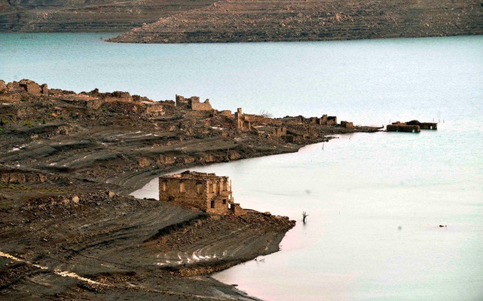 Κάλλιο: Το χωριό «φάντασμα» που εμφανίζεται όταν η στάθμη της λίμνης του Μόρνου είναι χαμηλή (φώτο)