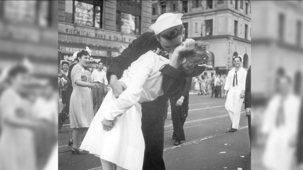 H πραγματική ιστορία πίσω από το «διάσημο» φιλί στην Times Square (βίντεο-φωτο)