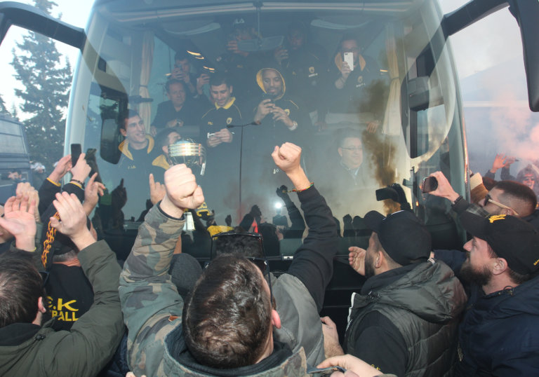 AEK: Παλλαϊκή υποδοχή στο αεροδρόμιο των παγκόσμιων πρωταθλητών του μπάσκετ (βίντεο)
