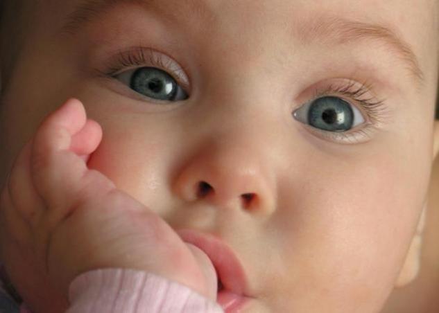 Πιπιλάει το δάχτυλο; 4 tips που θα βοηθήσουν το παιδί σας να σταματήσει αυτή τη συνήθεια!