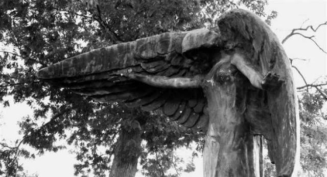 «Μαύρος Άγγελος»: Το καταραμένο άγαλμα που «σκοτώνει» όποιον το αγγίζει (βιντεο)