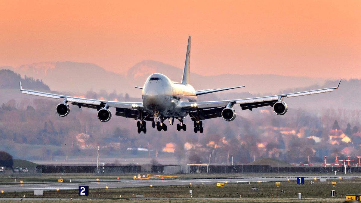 Έτσι αλλάζουν λάστιχα σε ένα Boeing 747 (βίντεο)