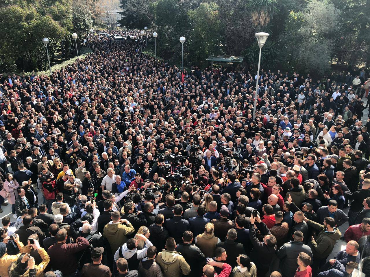 Αλβανία: Να πάρει τα όπλα ο λαός ζήτησε η αντιπολίτευση – Εκλιπαρεί Γερμανία-ΕΕ για βοήθεια ο Ράμα (vid)