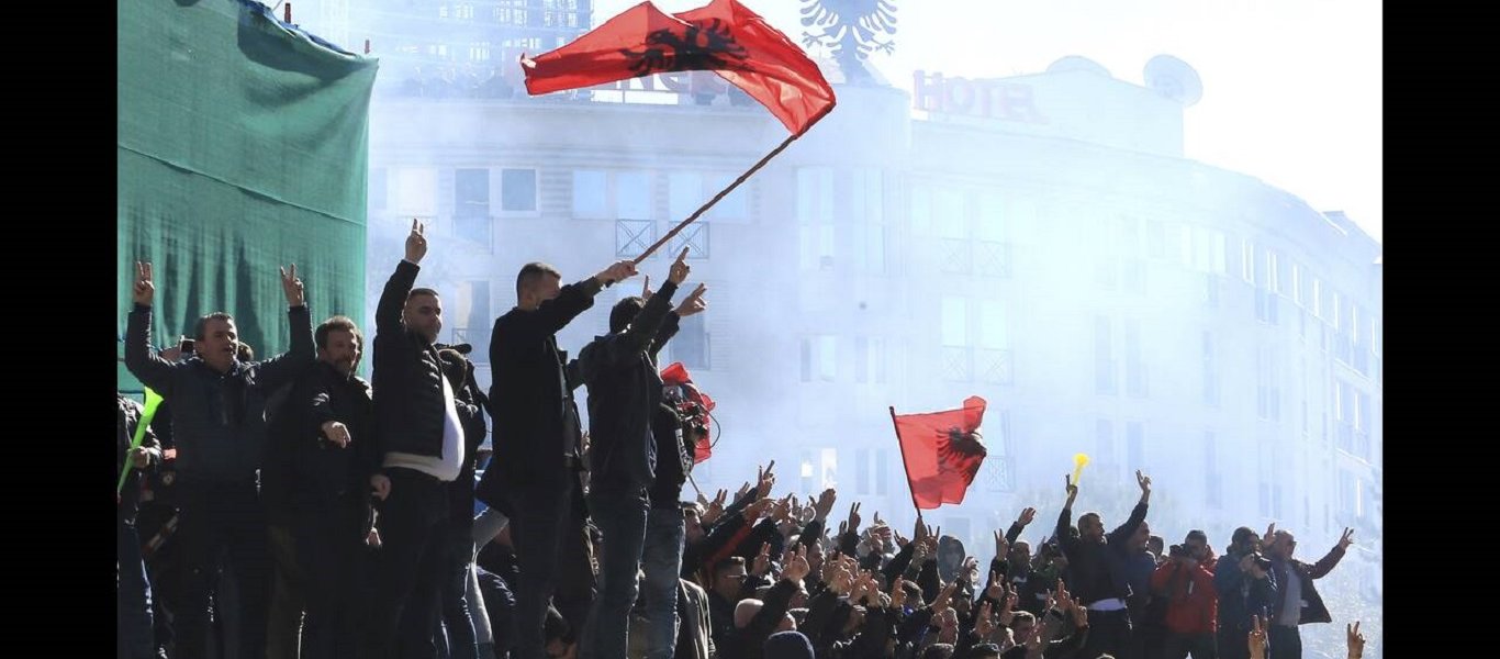 Αγωνία στην Αλβανία: Συγκεντρώθηκαν οι διαδηλωτές έξω από το αλβανικό κοινοβούλιο και ζητούν την παραίτηση Ράμα
