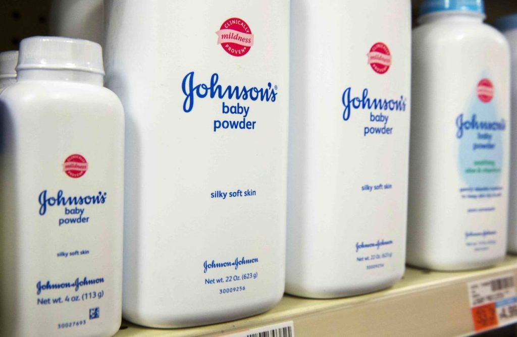 Eπί 30 χρόνια «έσπερνε» καρκίνο η Johnson & Johnson – Βρέθηκε αμίαντος στις βρεφικές πούδρες