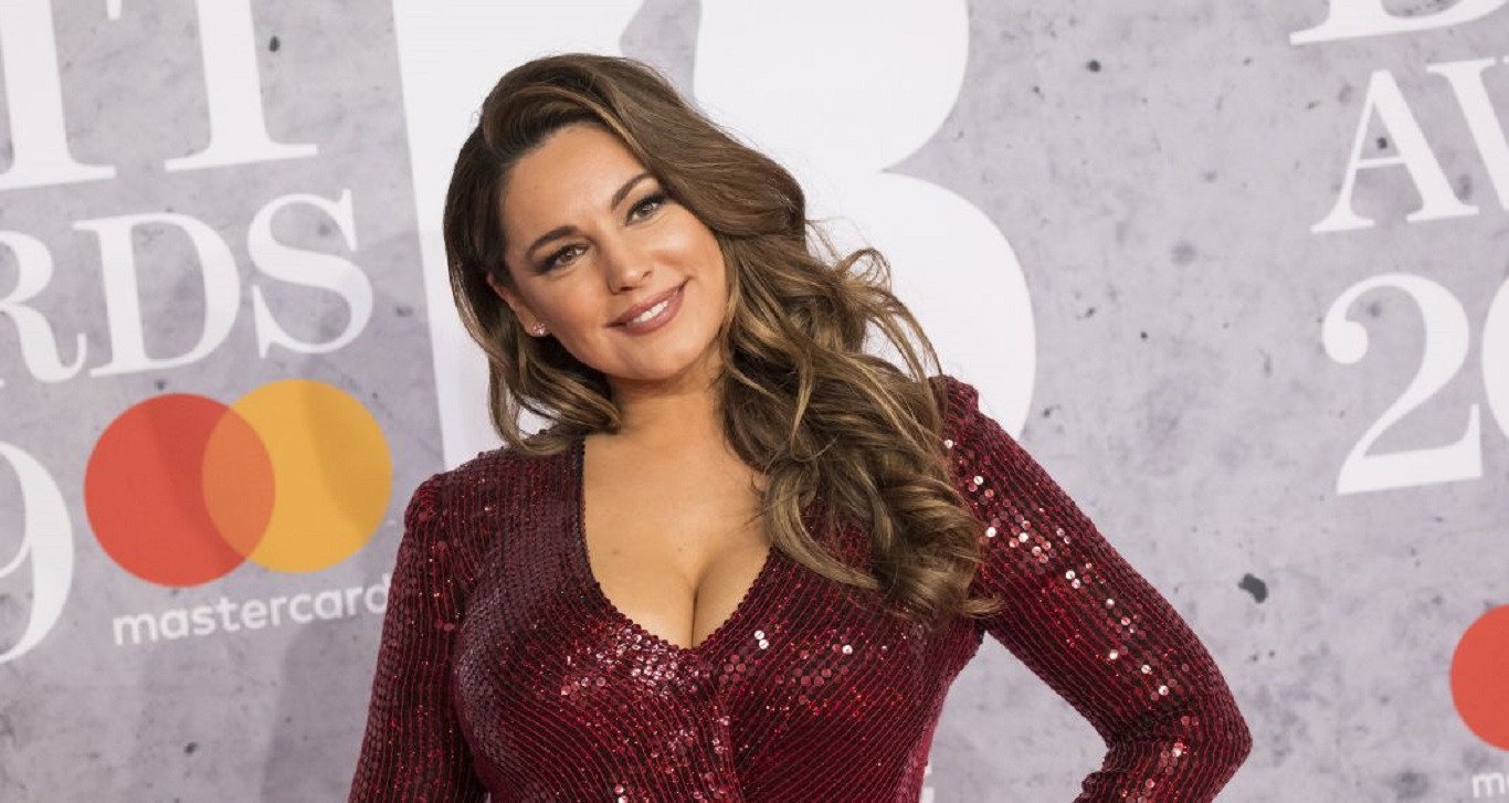 Kelly Brook: Το αποκαλυπτικό κόκκινο φόρεμα που αναστάτωσε τον αντρικό πληθυσμό στα Brit Awards (φωτο)
