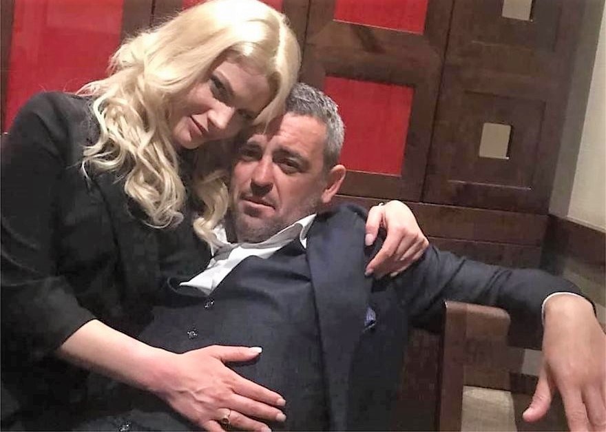 Πανάκριβα εστιατόρια, πολυτελή αυτοκίνητα & πολυτελέστατη ζωή–Ο «Μανόλο του Παππά» σε ρόλο «μεγιστάνα» στο Λονδίνο