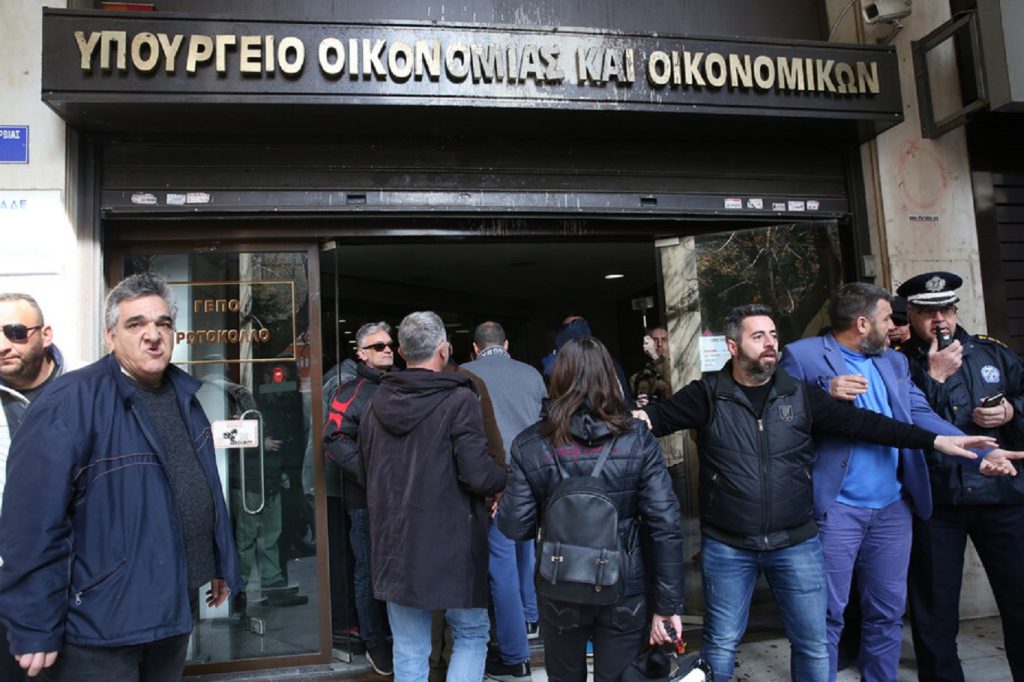 Καρέ – καρέ η εισβολή των μελών της ΠΟΕ-ΟΤΑ στο ΥΠΟΙΚ (φωτο)