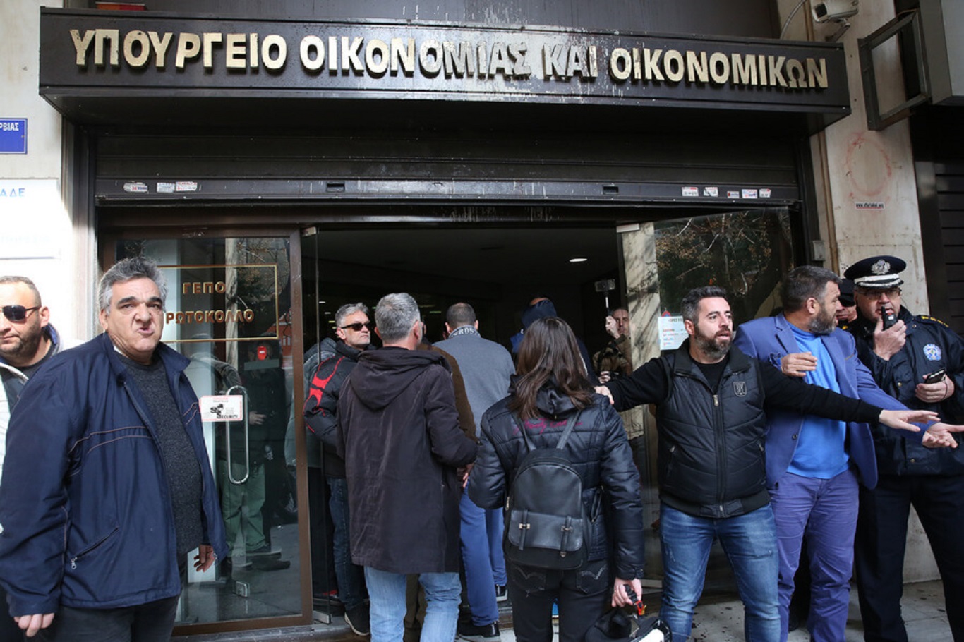 Καρέ – καρέ η εισβολή των μελών της ΠΟΕ-ΟΤΑ στο ΥΠΟΙΚ (φωτο)