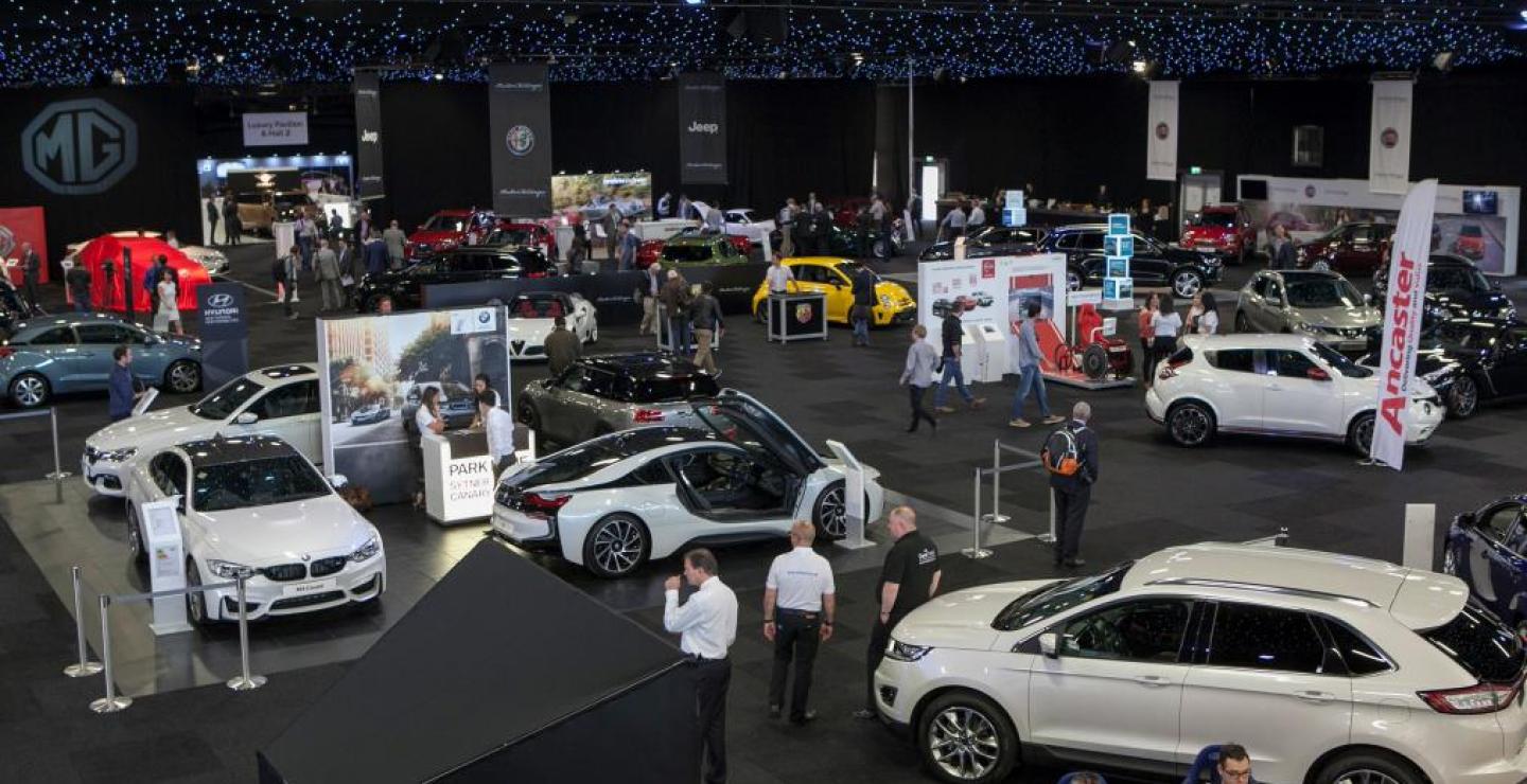 Ινδία: Οδηγός σε έκθεση αυτοκινήτων ζήτησε να δοκιμάσει αμάξι και τα… έσπασε όλα (βίντεο)