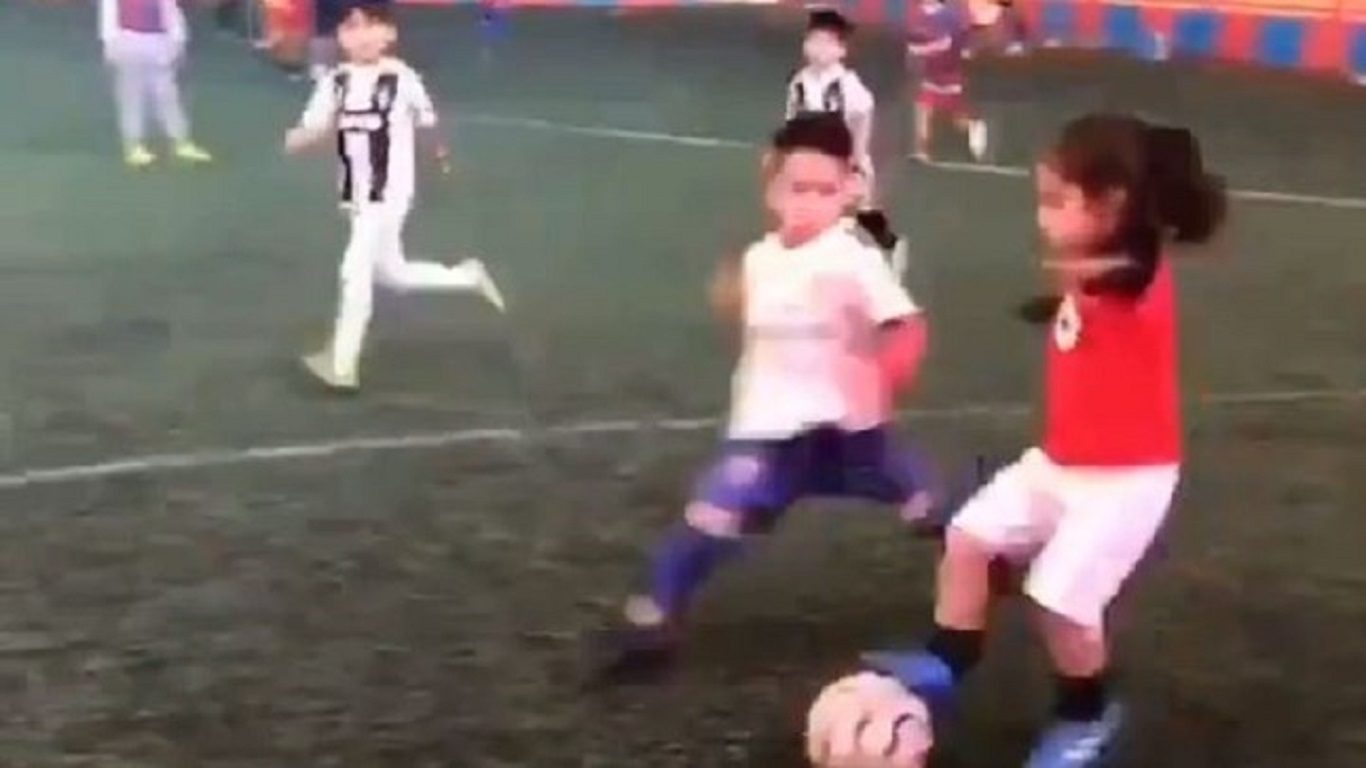 Η πεντάχρονη που… μιλάει στην μπάλα και μοιράζει ντρίμπλες στα αγόρια (βίντεο)
