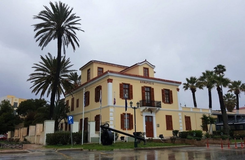 Απίστευτο περιστατικό στην Κερατέα: Αντιδήμαρχος χαστούκισε υπάλληλο για μια… λάμπα!